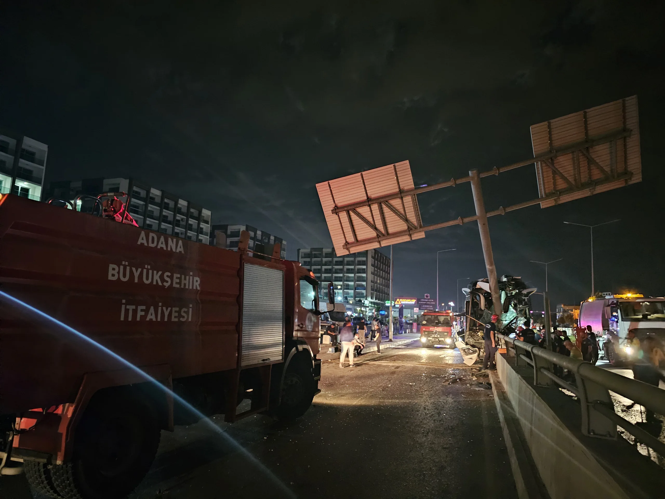 Otobüs direğe çarptı: 11 yaralı
