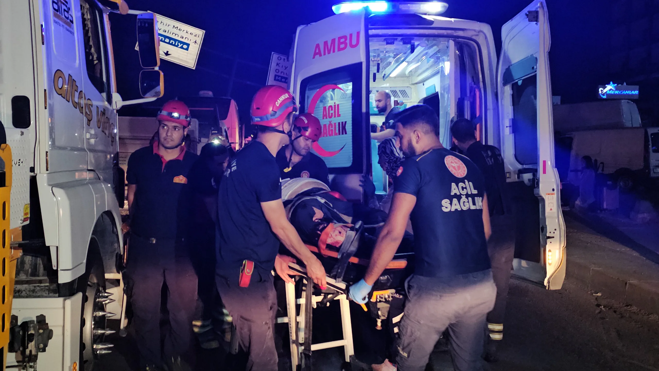 Otobüs direğe çarptı: 11 yaralı