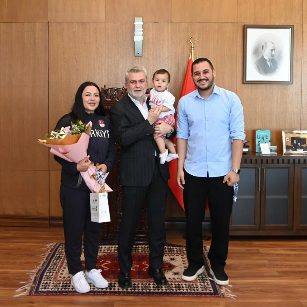 Başkan görgel’den altın madalyalı sporcuya tebrik! Başkan görgel’den altın madalyalı sporcuya tebrik!