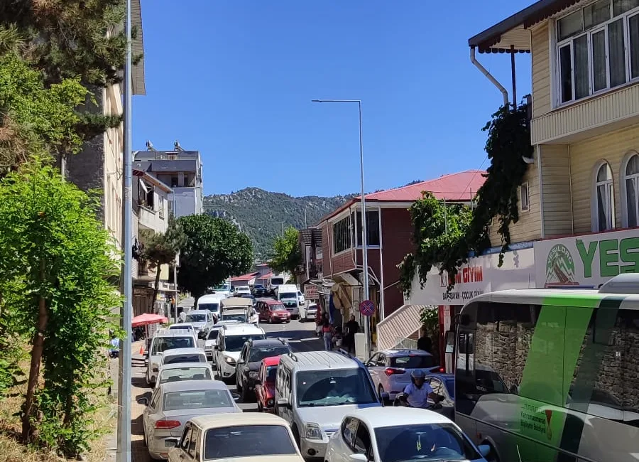 Andırın ilçesinde haftalık kurulan Çarşamba Pazarı nedeniyle ilçe merkezinde yoğunluk