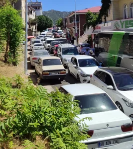 Andırın ilçesinde haftalık kurulan Çarşamba Pazarı nedeniyle ilçe merkezinde yoğunluk