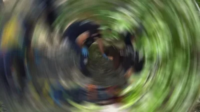 Kahramanmaraş’ın Çağlayancerit ilçesinde ceviz toplamak için ağaca çıkan Mehmet Kıran,