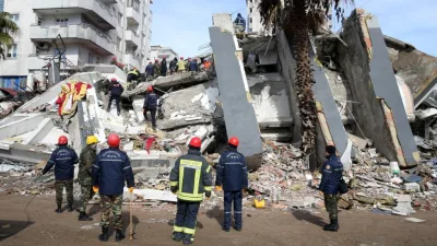 Kahramanmaraş'ın Onikişubat ilçesinde, 6 Şubat depremlerinde yıkılarak 35 kişiye mezar