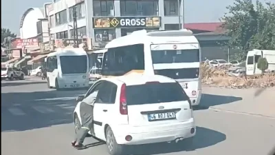 Kahramanmaraş Yeni Sanayi Sitesi’nde seyir halindeki otomobilin sürücü kapısına dışarıdan