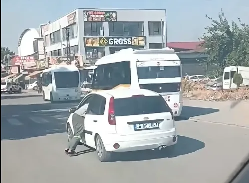 Kahramanmaraş Yeni Sanayi Sitesi’nde seyir halindeki otomobilin sürücü kapısına dışarıdan
