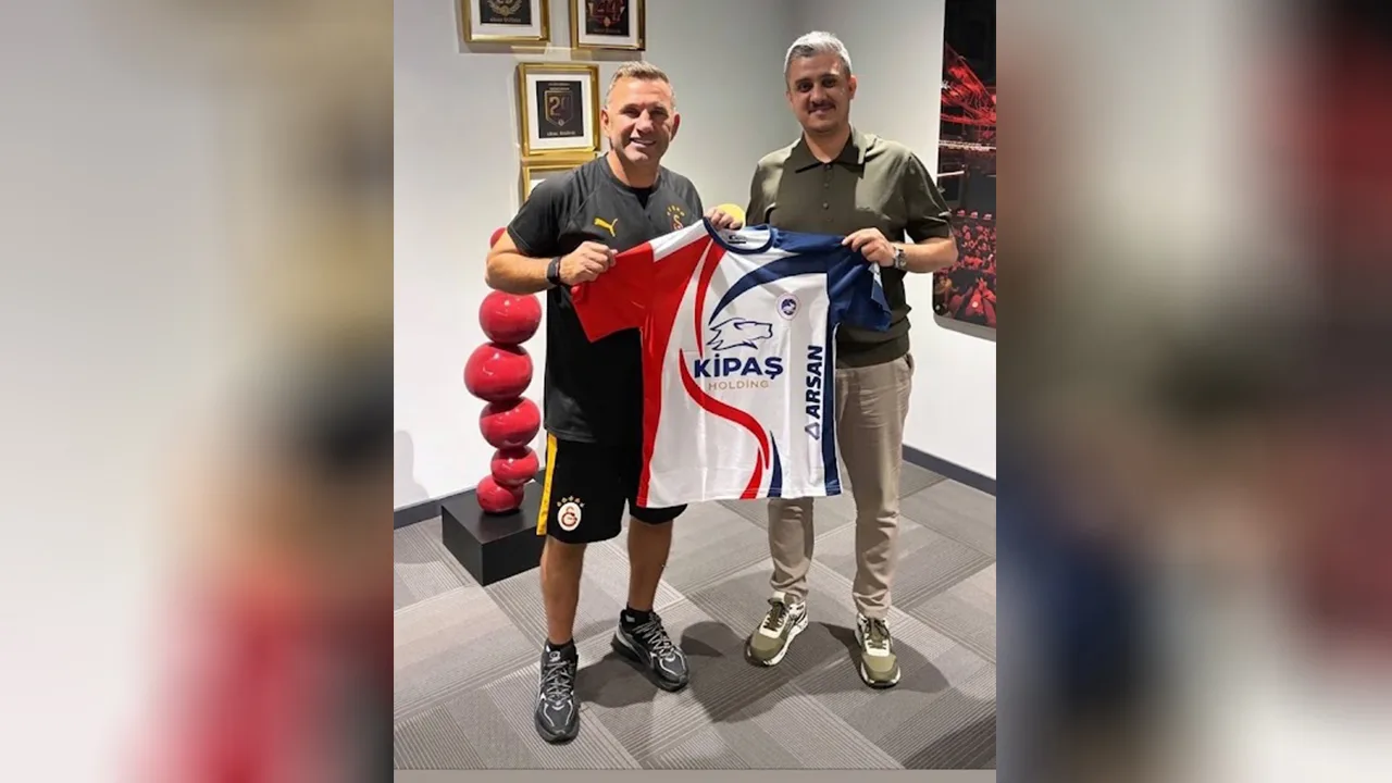 Okan Buruk'a İstiklalspor Forması Hediye Edildi