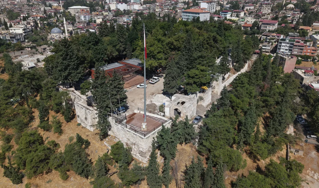 Kahramanmaraş’ın kent kimliğinin en önemli simgelerinden Tarihi Kahramanmaraş Kalesi, yaklaşık