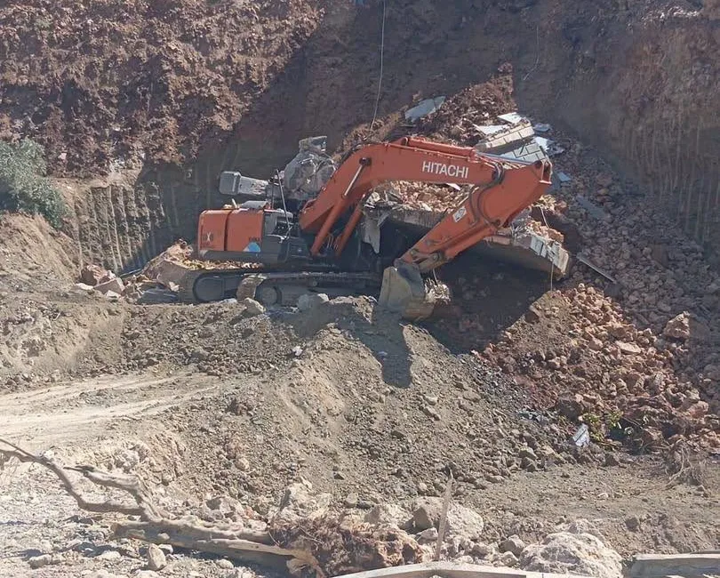 İş Makinesi Molozların Altında Kaldı Kahramanmaraş Kılavuzlu Barajı yakınlarındaki villa inşaatında meydana gelen göçükte, yamaçtan