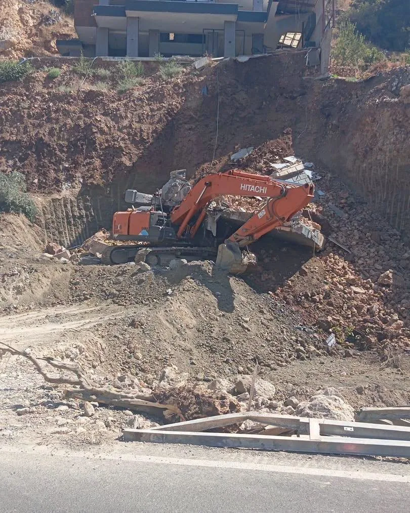 Kahramanmaraş Kılavuzlu Barajı yakınlarındaki villa inşaatında meydana gelen göçükte, yamaçtan
