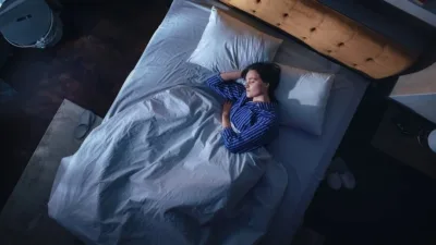 Yatarken açık bıraktığımız lambalar, televizyon ışığı ya da dışarıdan sızan
