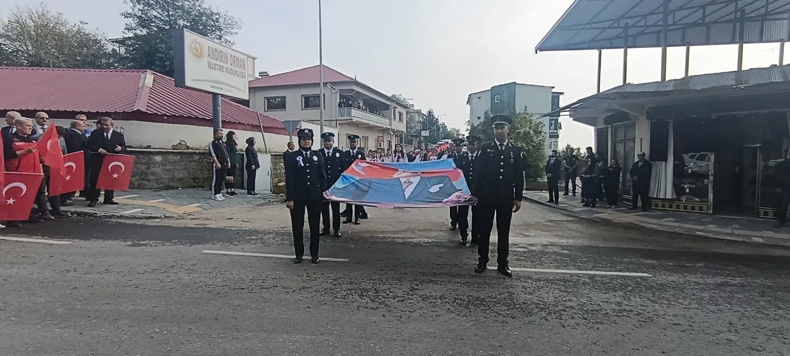 Andırın sokakları kırmızı-beyaz!