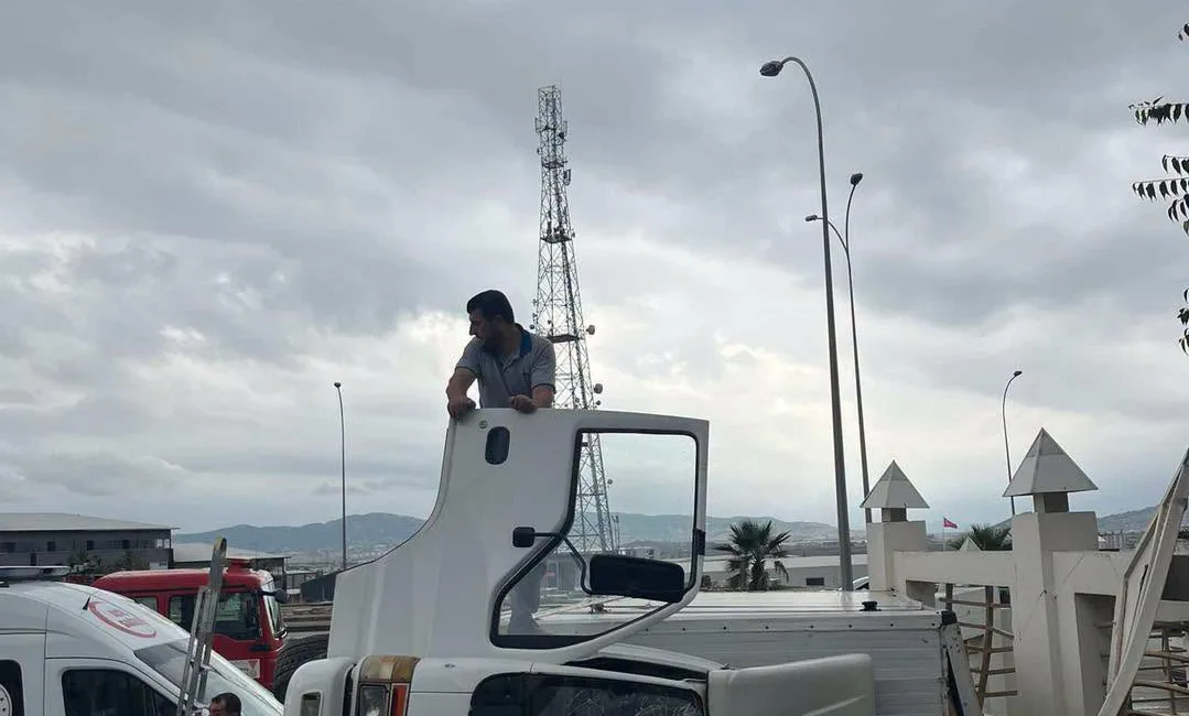 Kamyon Yan Yattı: Cami Duvarına Çarptı! D825 Karayolu'nda (Kayseri Yolu) meydana gelen kazada, otomobilin aniden önüne