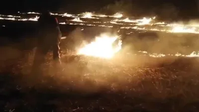 Boş arazide çıkan anız yangını, itfaiyecilerin müdahalesiyle kontrol altına alınıp,