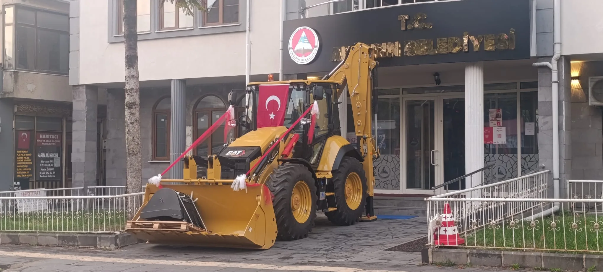 Andırın belediyesi gücüne güç kattı: yeni i̇ş makinesi sahaya i̇niyor! Andırın belediyesi gücüne güç kattı: yeni i̇ş makinesi sahaya i̇niyor!