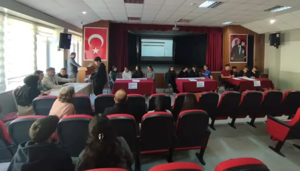 Andırın’da Çevre Bilinci Yarışması! Kahramanmaraş’ın Andırın ilçesinde liseler arası düzenlenen "Tabiat ve Yaşanabilir Çevre"