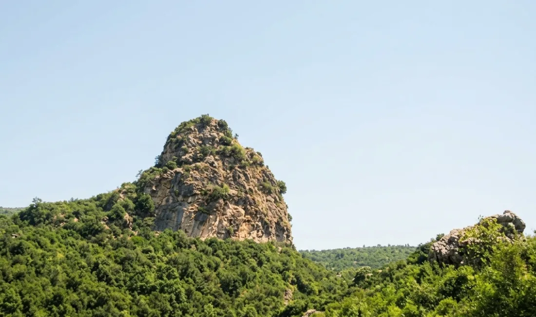 Kahramanmaraş’ın Andırın ilçesinde sarp kayalıklar üzerine kurulu Alameşe (Babikli) Kalesi,