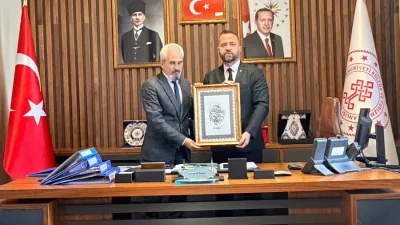 Mersin’de kamu görevini sürdüren Andırınlı kaligrafi sanatçısı Erhan Karaoğlan, geleneksel