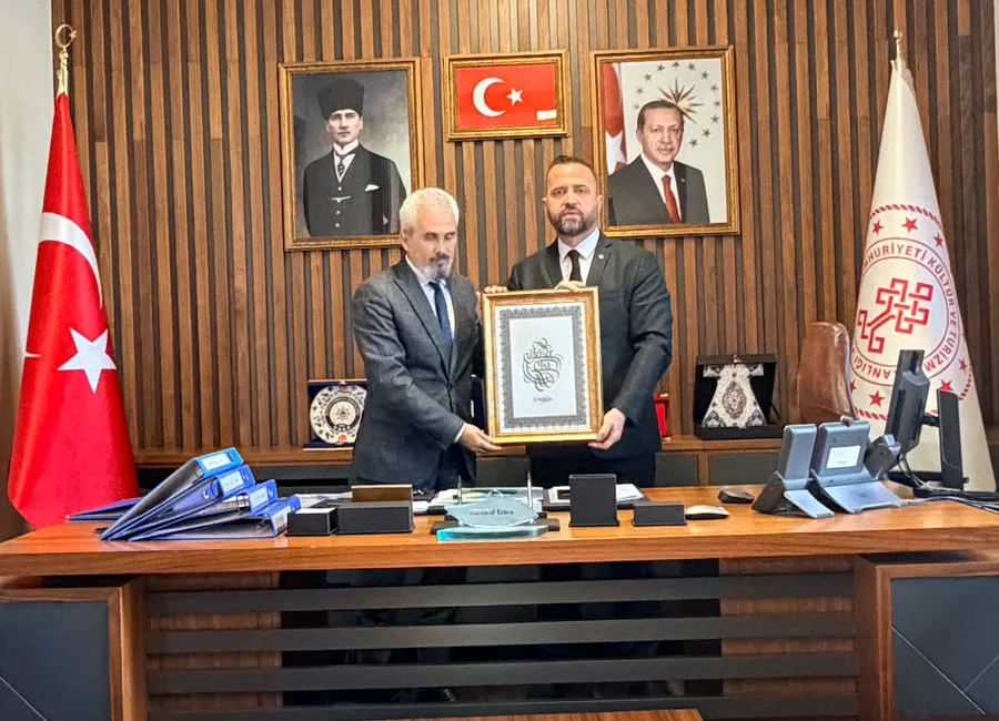 Mersin’de kamu görevini sürdüren Andırınlı kaligrafi sanatçısı Erhan Karaoğlan, geleneksel