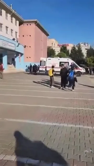Bir ortaokulda öğrenciler arasında çıkan kavgada 5 öğrenci yaralanarak hastanede