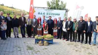 Kahramanmaraş Bertiz’de düzenlenen "Geleneksel Bağ Bozumu Etkinliği"nde protokol üyeleri ve