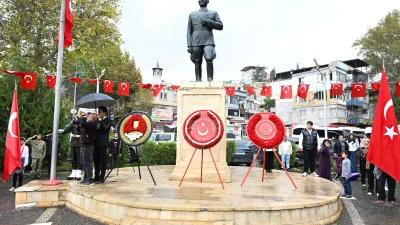 Kahramanmaraş’ta Cumhuriyet’in kuruluşunun 103. yıl dönümü kutlamaları, Atatürk Anıtı’na çelenk