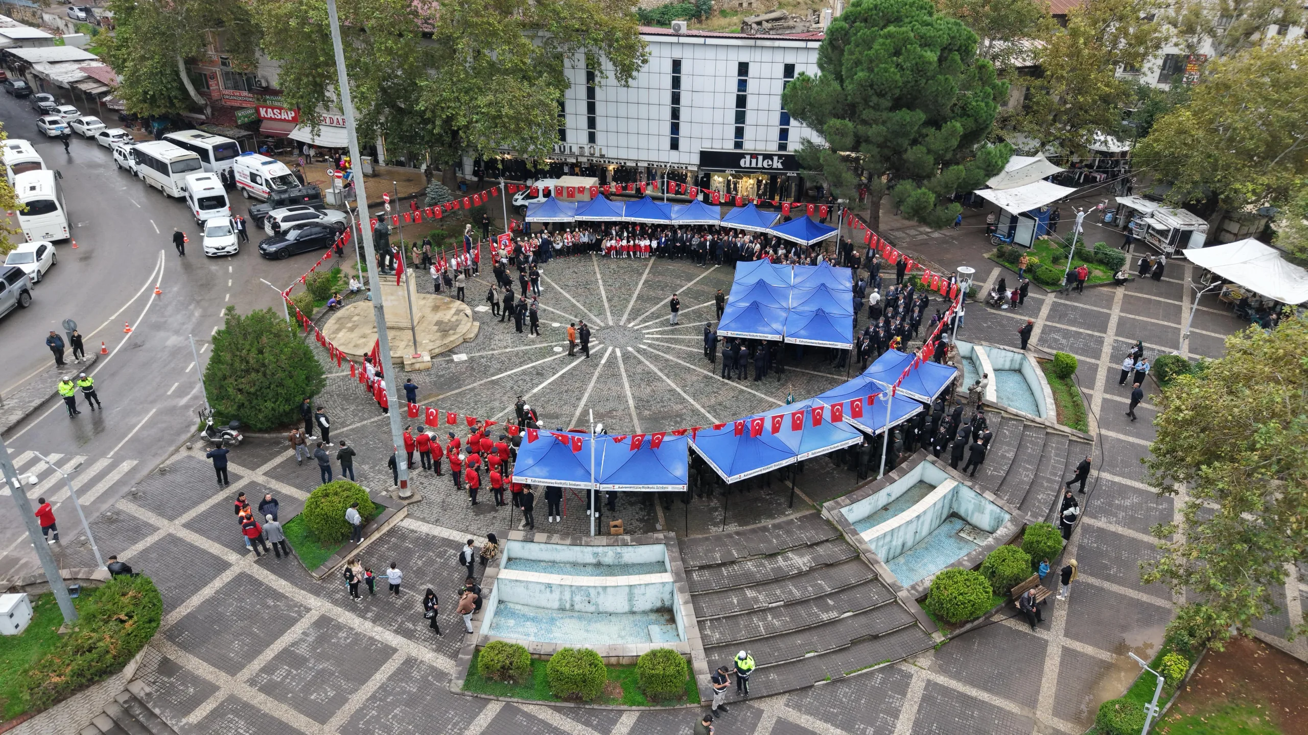 Kahramanmaraş’ta 29 ekim coşkusu çelenk sunumuyla başladı!