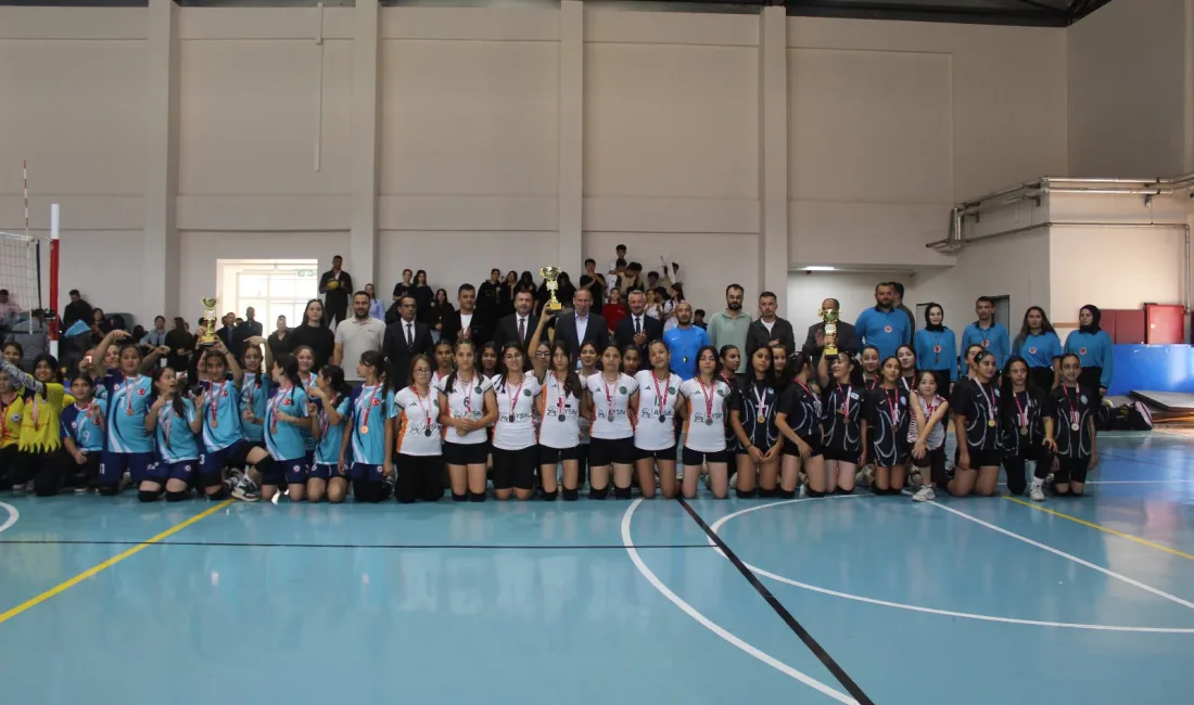 Türkoğlu’nda 29 Ekim Cumhuriyet Bayramı kapsamında düzenlenen Yıldız Kızlar Voleybol