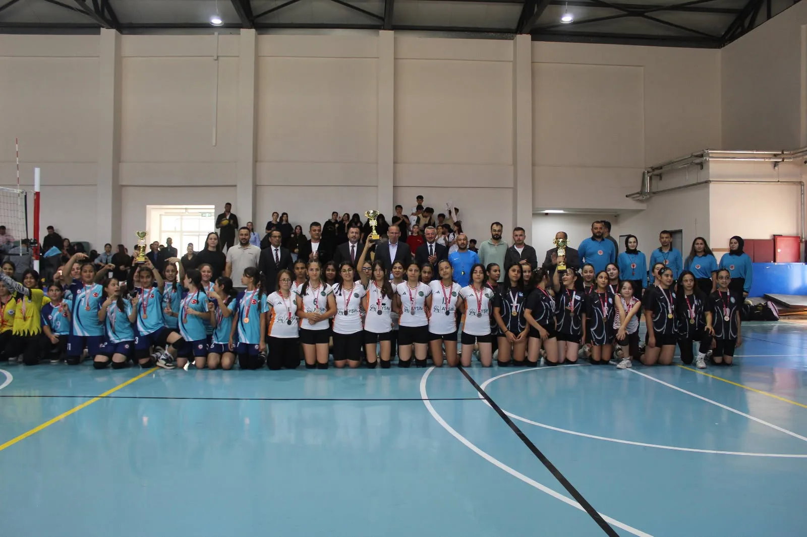 Türkoğlu’nda 29 Ekim Cumhuriyet Bayramı kapsamında düzenlenen Yıldız Kızlar Voleybol