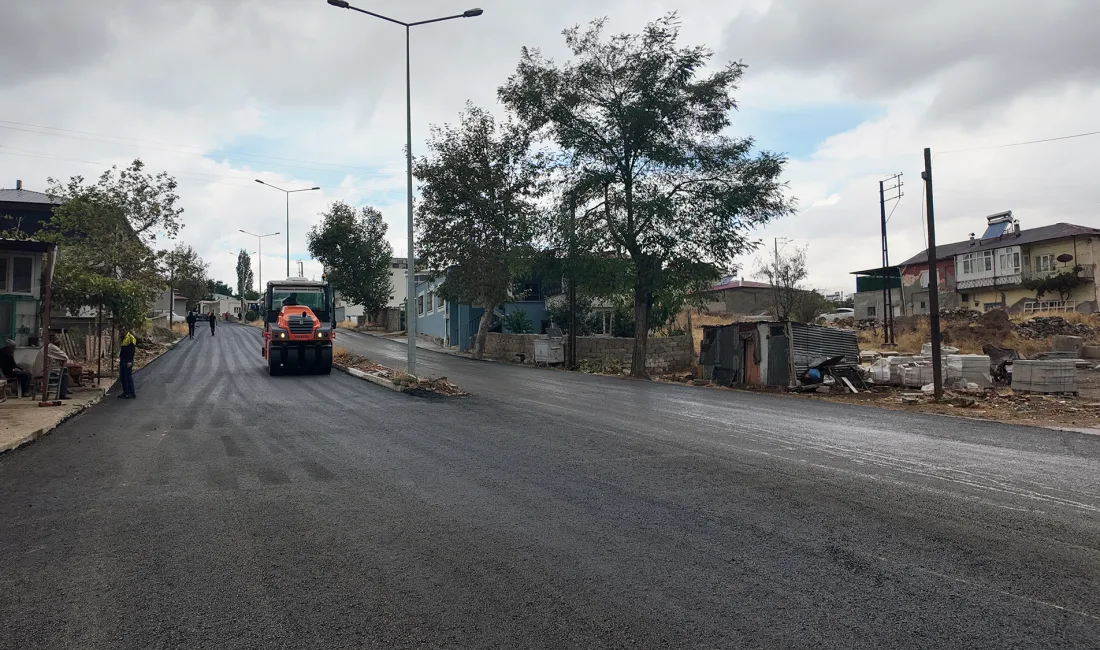 Kahramanmaraş Büyükşehir Belediyesi, Ekinözü ilçesinde altyapı çalışmaları tamamlanan yolları sıcak