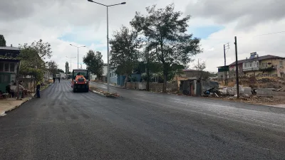 Kahramanmaraş Büyükşehir Belediyesi, Ekinözü ilçesinde altyapı çalışmaları tamamlanan yolları sıcak