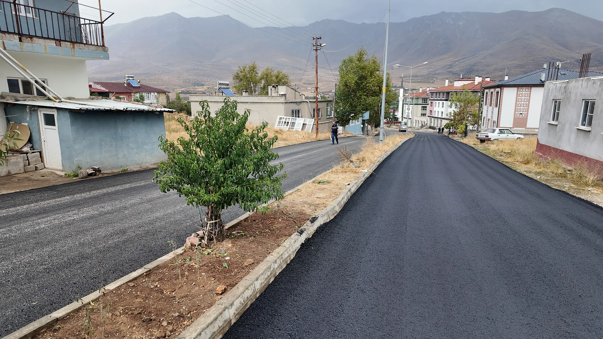 Ekinözü’nde altyapısı biten yollarda asfalt serimi başladı! Ekinözü’nde altyapısı biten yollarda asfalt serimi başladı!