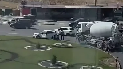 Dönel kavşakta meydana gelen kazada beton mikserinin otomobile çarpması sonucu