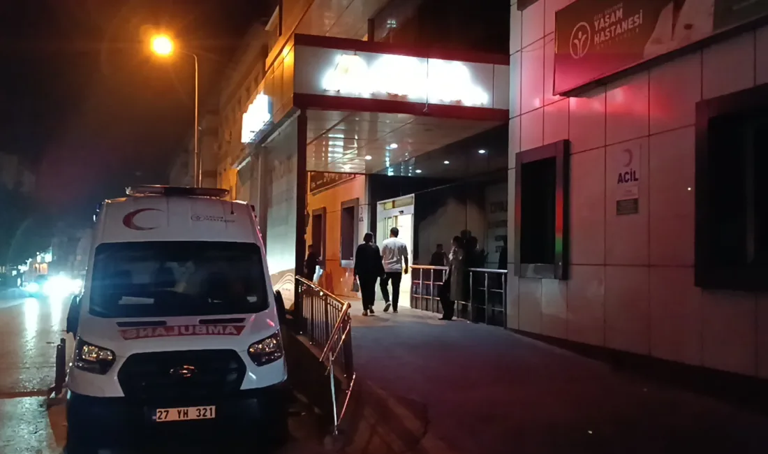 Tartıştığı iki kişi tarafından göğsünden ve kasığından bıçaklanan 16 yaşındaki