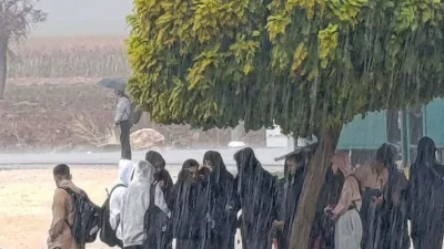 Pazarcık’ta iki lisenin bulunduğu noktada durak olmaması nedeniyle öğrencilerin yağmurlu