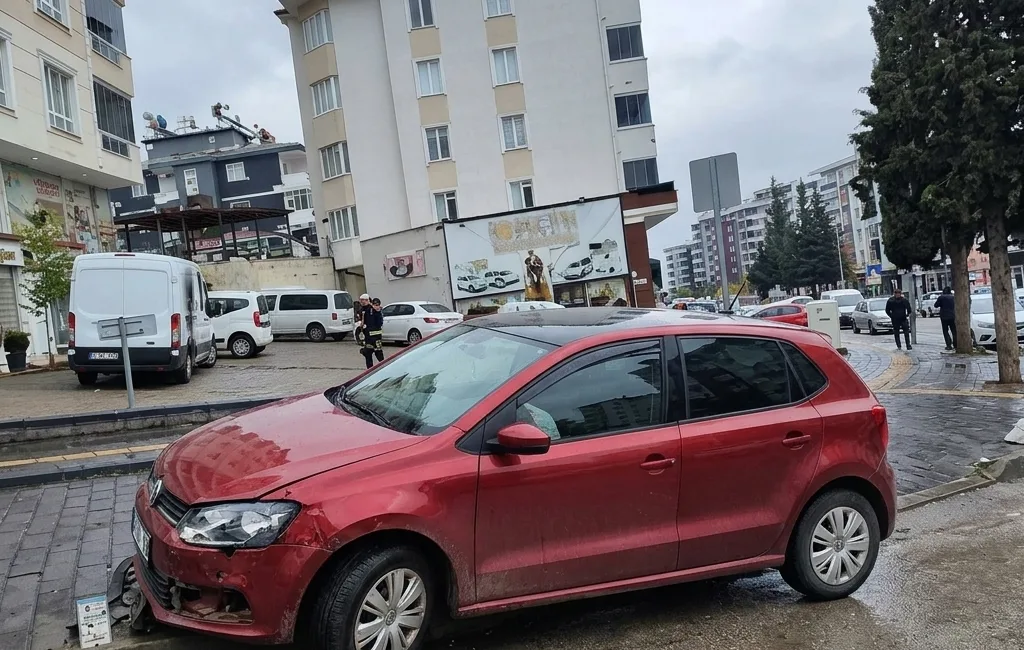 Kontrolden Çıkan Otomobil Kaldırıma Çıktı! kahramanmaraş'ın yoğun caddelerinin birinde sürücüsünün direksiyon hâkimiyetini kaybettiği otomobil kaldırıma