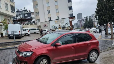 kahramanmaraş'ın yoğun caddelerinin birinde sürücüsünün direksiyon hâkimiyetini kaybettiği otomobil kaldırıma