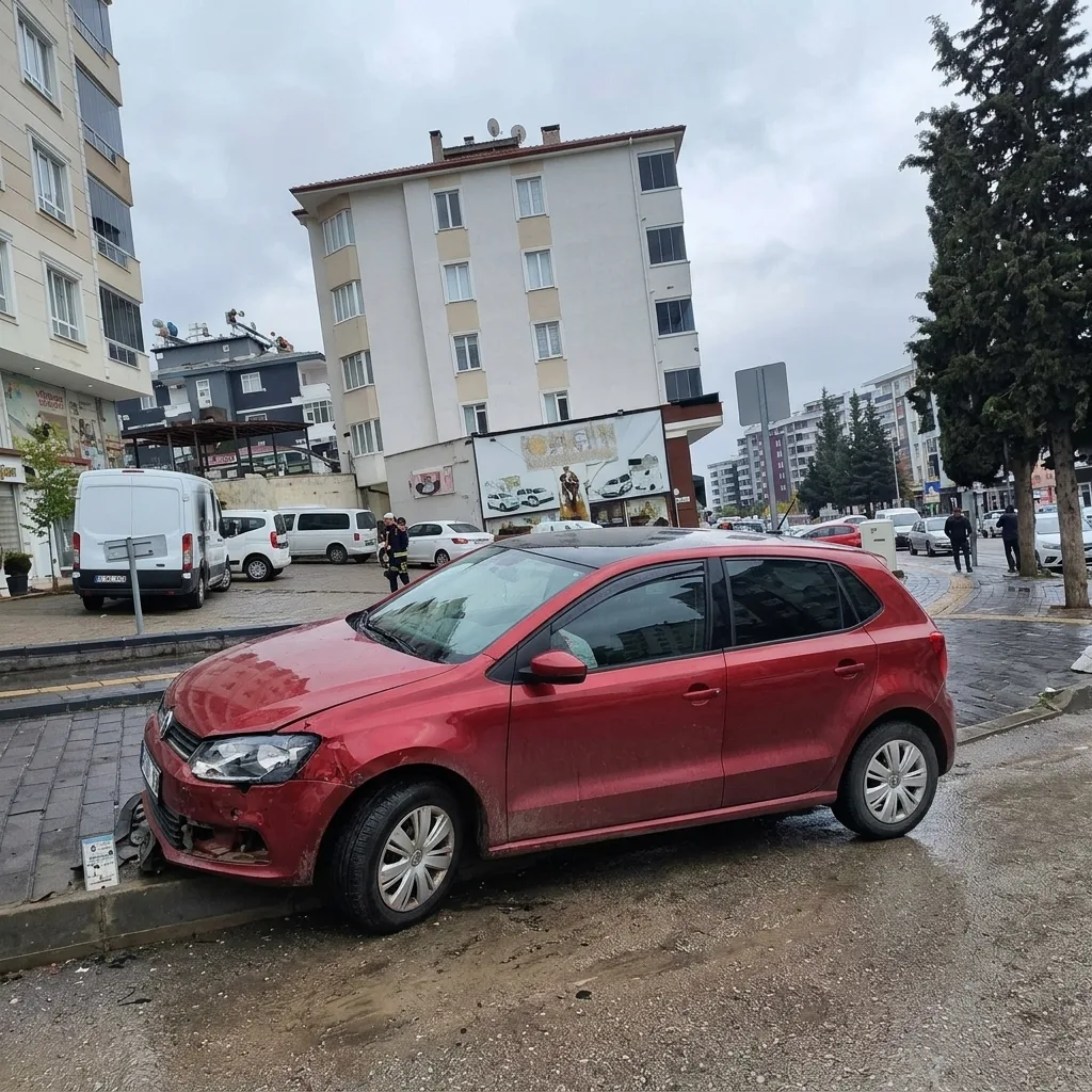 Kontrolden Çıkan Otomobil Kaldırıma Çıktı!
