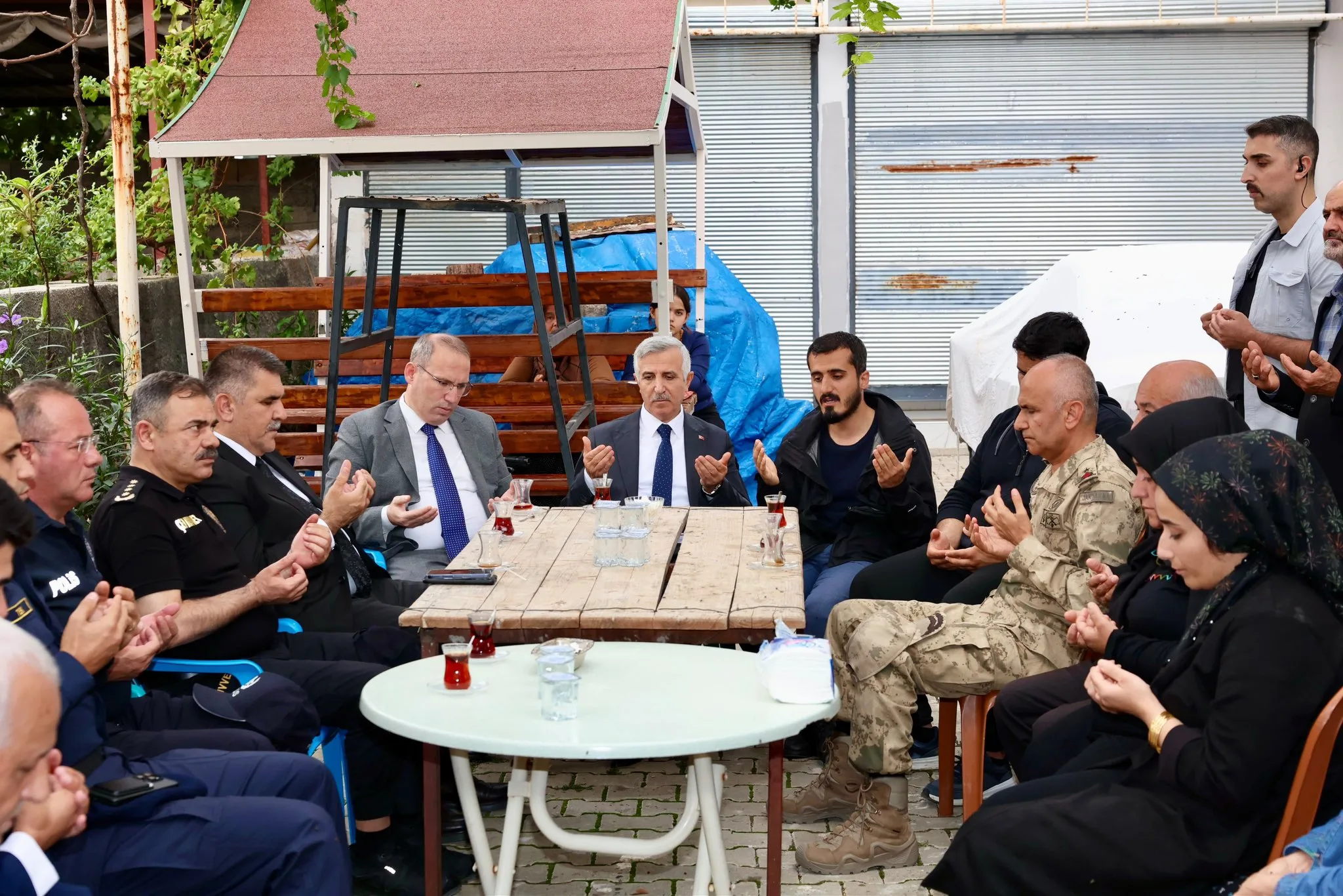 Vali ünlüer’den şehit polis seyfullah orçan’ın ailesine taziye ziyareti
