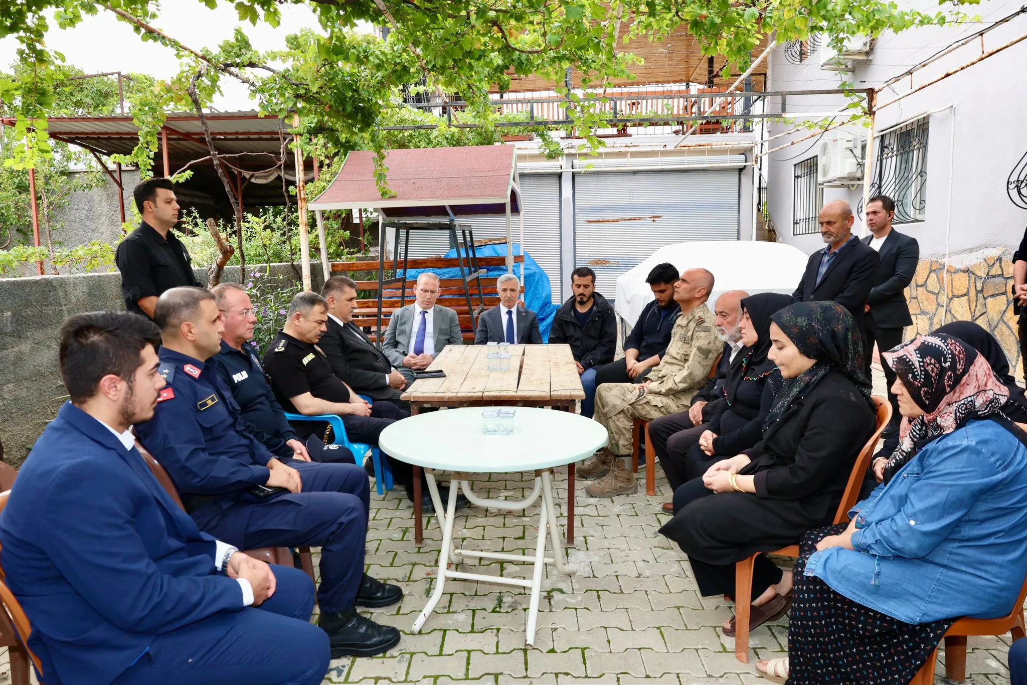 Vali ünlüer’den şehit polis seyfullah orçan’ın ailesine taziye ziyareti