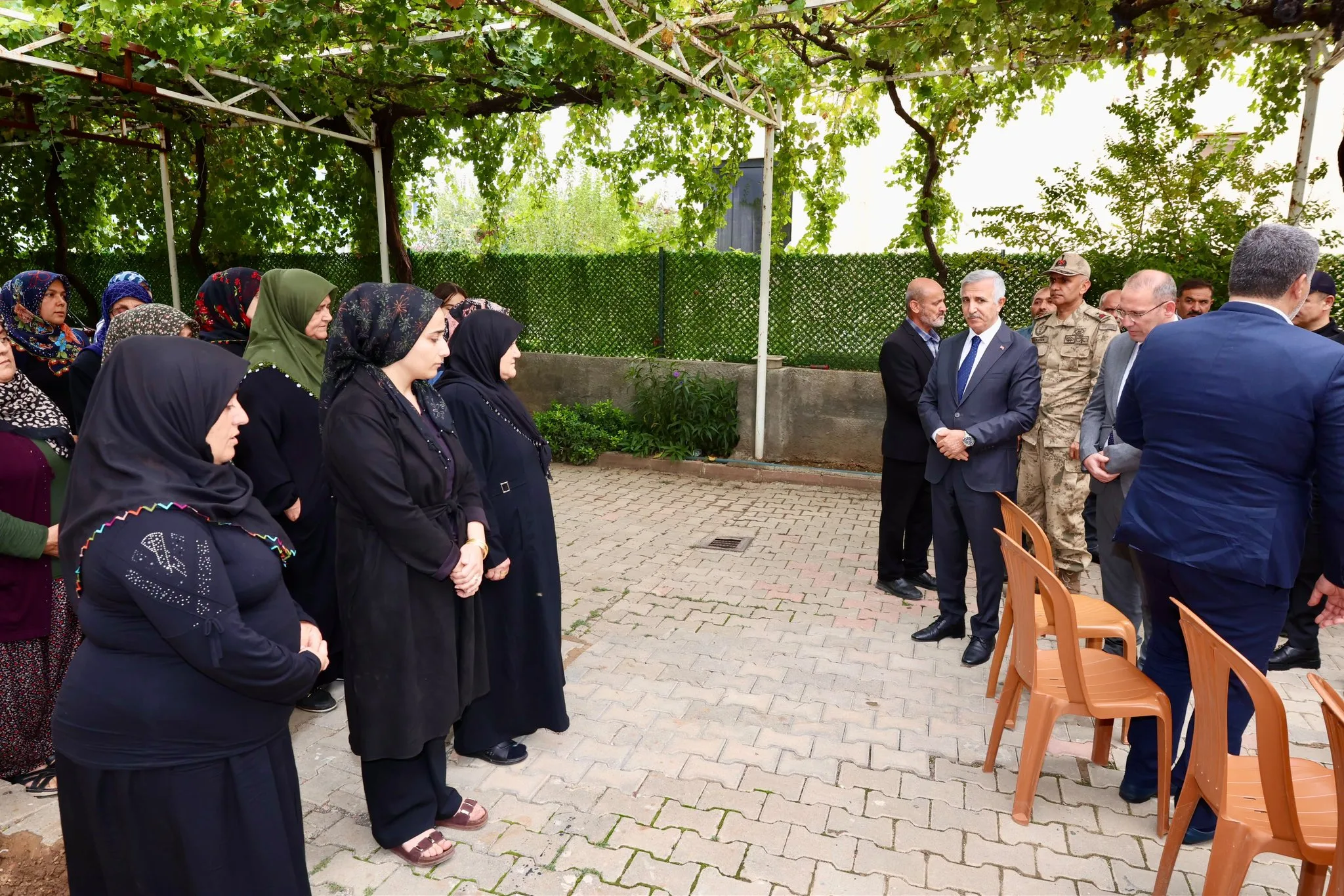 Vali ünlüer’den şehit polis seyfullah orçan’ın ailesine taziye ziyareti