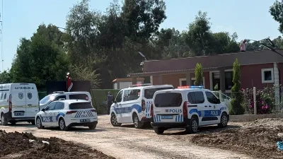 Kimliği belirsiz şüpheli, bir inşaat firmasının ofis binasına tabancayla 11