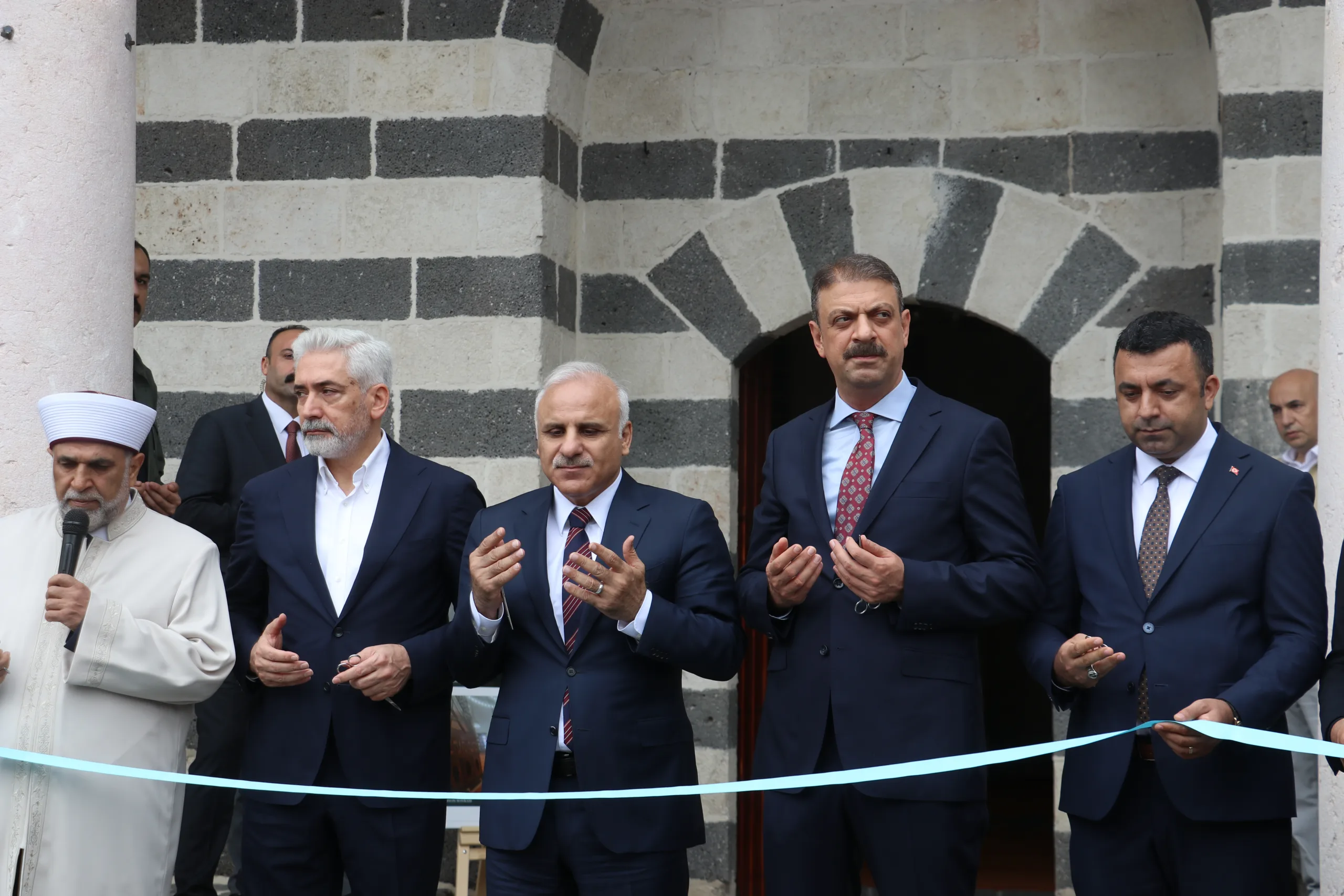 Depremde hasar gören 6 tarihi cami yeniden i̇badete açıldı