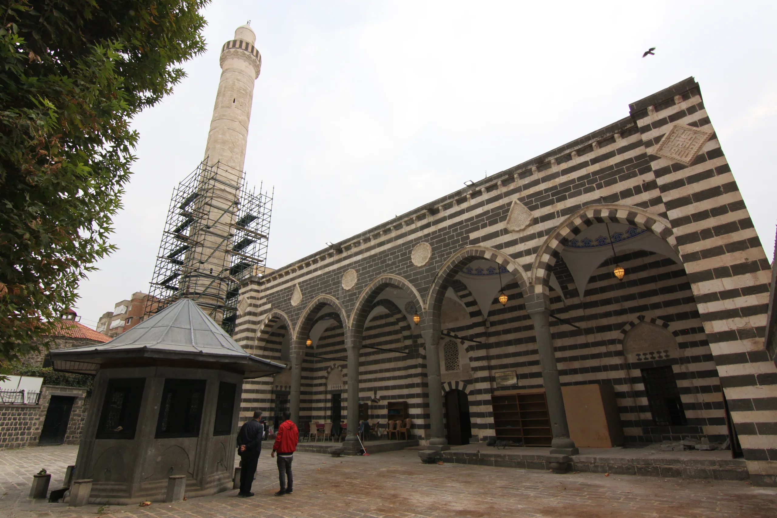 Depremde hasar gören 6 tarihi cami yeniden i̇badete açıldı