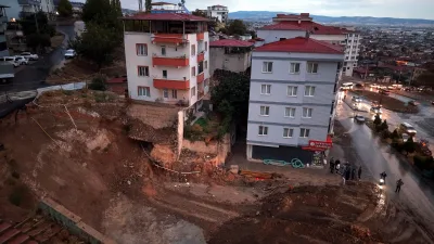 Kahramanmaraş’ta temel kazısı sırasında toprak kayması sonucu 2 binada oturanlar