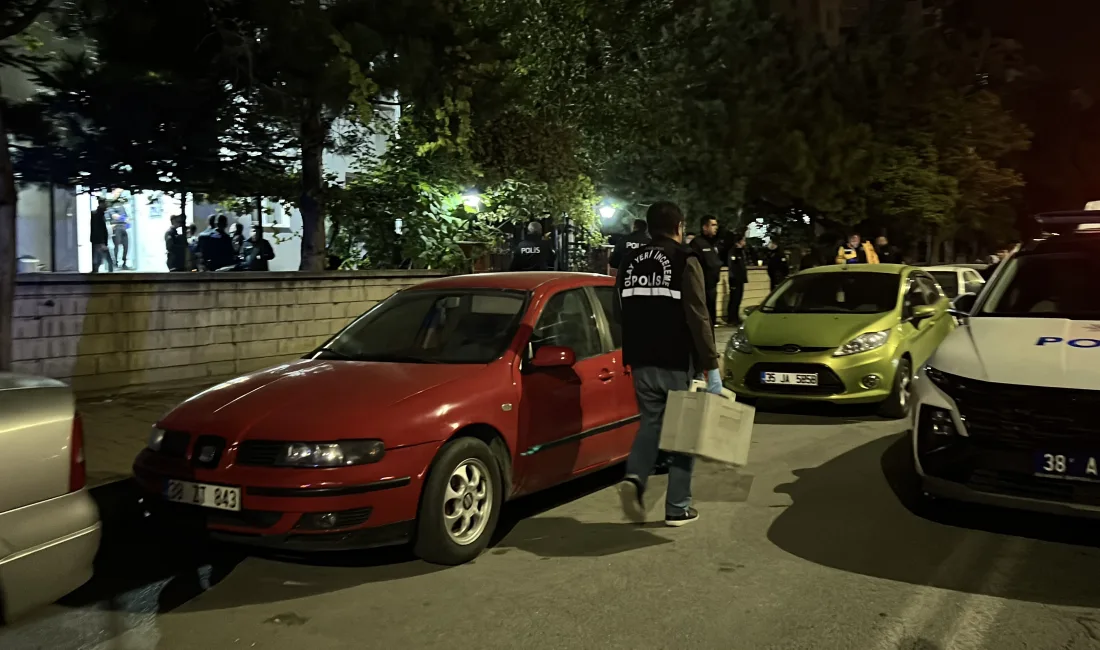 Kan Donduran Dehşet: Babasını… A.D., henüz bilinmeyen nedenle tartıştığı babası S.D.’yi bıçaklayarak öldürdü. Cinayetin