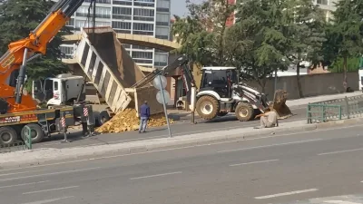 Kahramanmaraşta freni tutmayan kamyon kontrolden çıkarak bir sitenin giriş kapısına