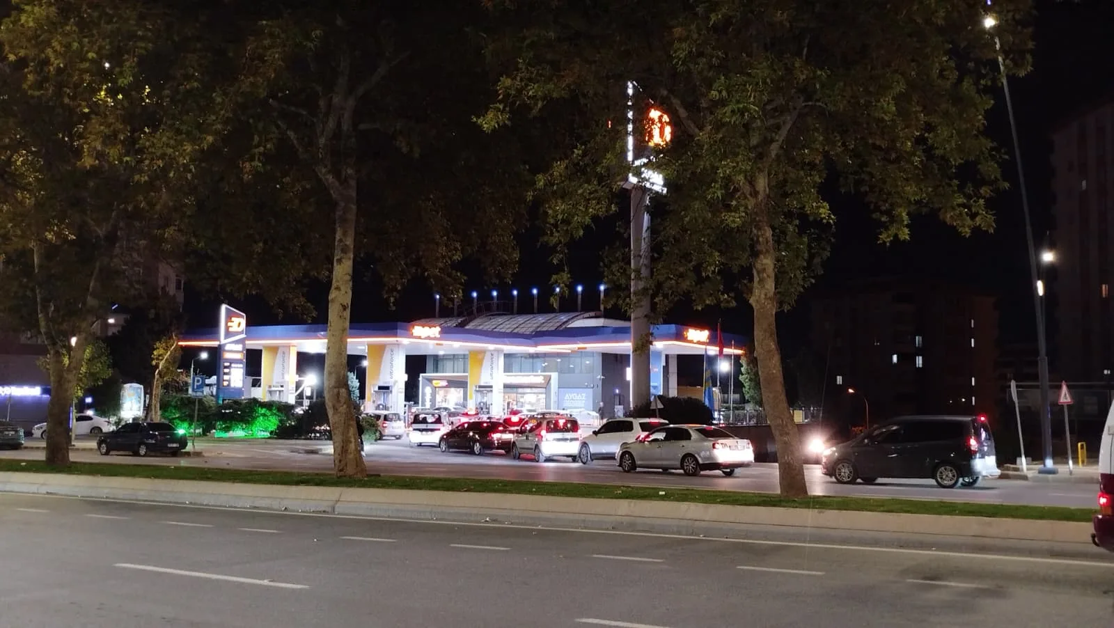 Kahramanmaraş’ta dün gece araç sahipleri, dev akaryakıt zammına saatler kala
