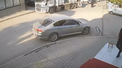 Kahramanmaraş’ın Dulkadiroğlu ilçesinde kasası açık şekilde trafikte seyreden yük kamyonundan