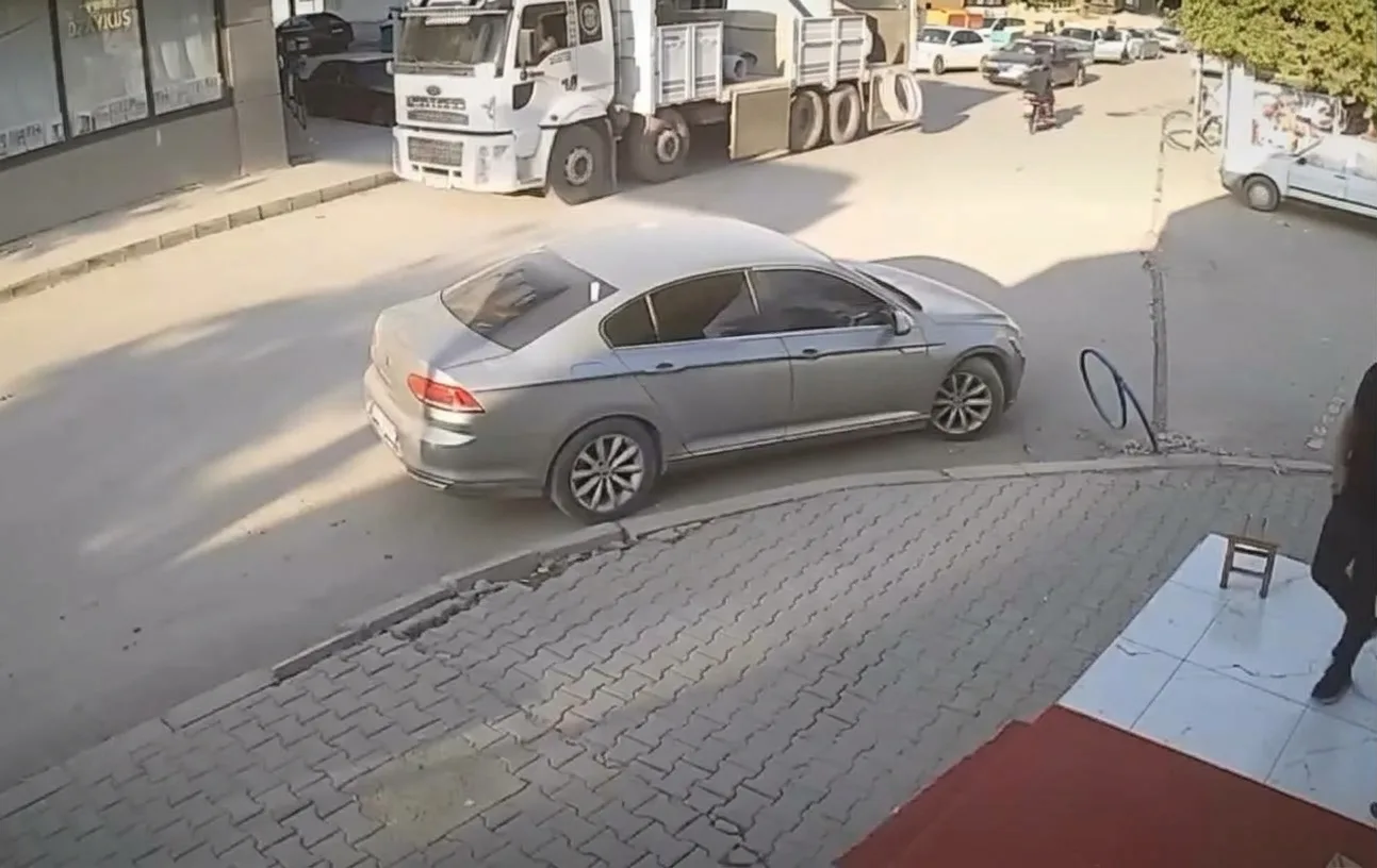 Kahramanmaraş’ın Dulkadiroğlu ilçesinde kasası açık şekilde trafikte seyreden yük kamyonundan
