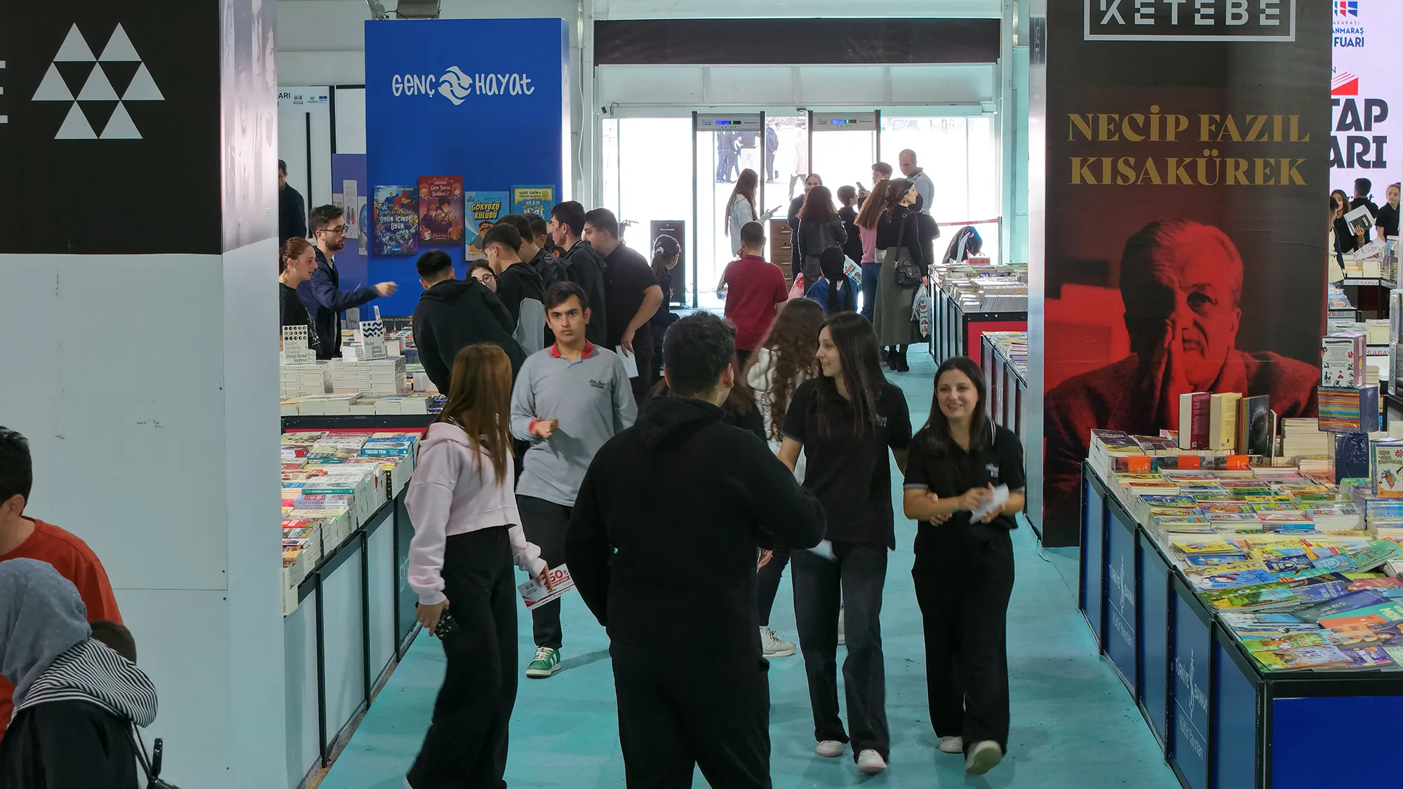 Öğrencilerin akın ettiği kitap fuarı’nda renkli görüntüler!